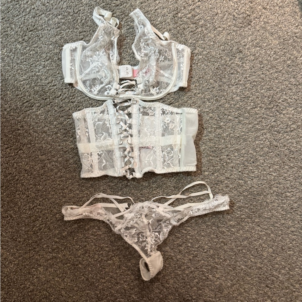 Agent Provacateur Elegant White Lace Lingerie Set Bra size 34c Corsette size 3